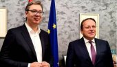 SASTANAK NAJAVLJEN ZA 17 ČASOVA: Vučić sutra sa evropskim komesarom za proširenje Varhejijem