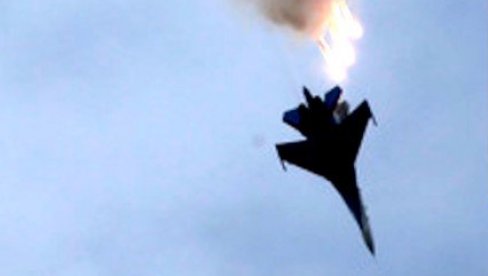 POGLEDAJTE – PAD RUSKOG SU-27: Pilot se katapultirao, letelica u plamenu “sletela” ko suvi list (VIDEO)